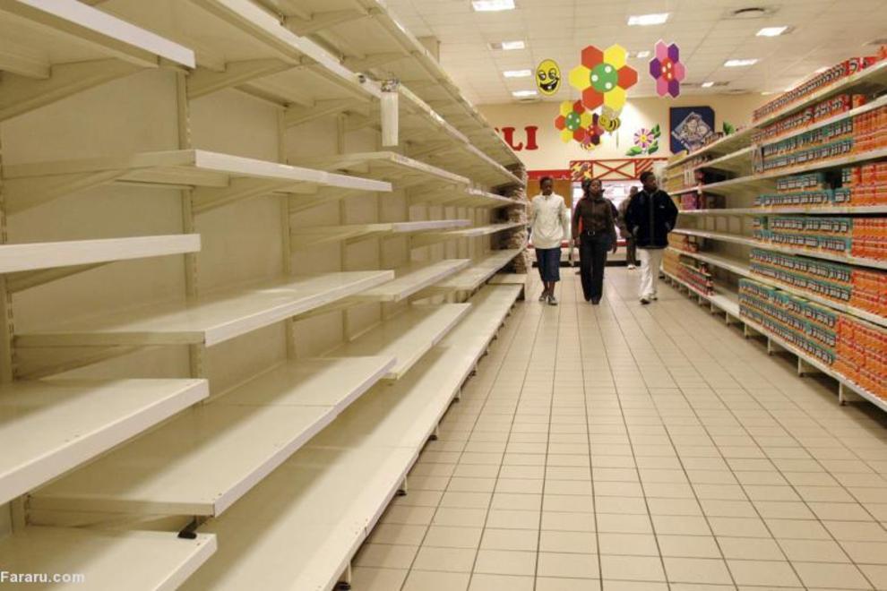 قفسه‌های خالی سوپر مارکت در شهر هراره پس از بحران اقتصادی سال دو هزار و هفت 