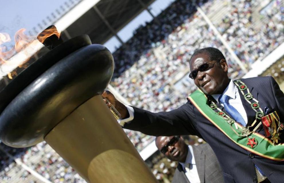 موگابه در حال روشن کردن  مشعل استقلال جشن‌های استقلال در ورزشگاه ملی هراره در سال دو هزار و نه 