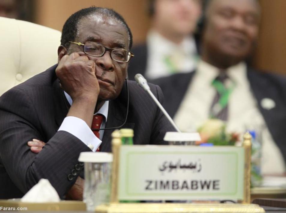 موگابه در حال چرت زدن در سخنرانی معمر قذافی رهبر سابق لیبی در آغاز سومین نشست اتحادیه آفریقا و اروپا که در طرابلس برگزار شده بود، در سال دو هزار و ده 