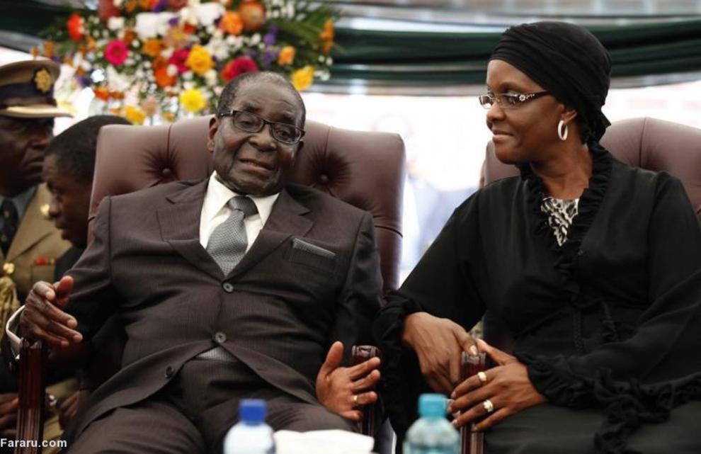 رابرت موگابه با همسرش گریس در مراسم خاکسپاری خواهرش در سال دو هزار و چهارده 