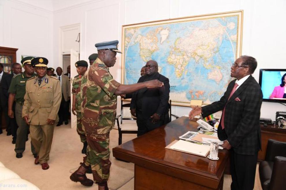 ملاقات موگابه با اعضای ارتش در خانه دولتی در نوامبر دو هزار و هفده 