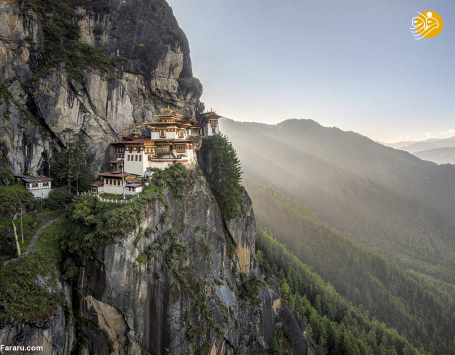 در بوتان مسافران هزینه 250 دلار در روز برای بازدید پرداخت می‌کنند و ویزا هم باید قبل از سفر صادر شود. فقط مسافرانی از هند، بنگلادش و مالدیو از روند درخواست ویزا حذف می‌شوند