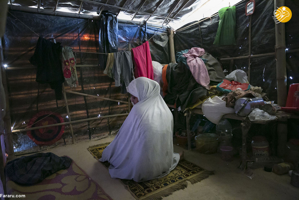 سباکور نورار 15 ساله در چادرش. او دو ماه پیش در اردوگاه ازدواج کرد 