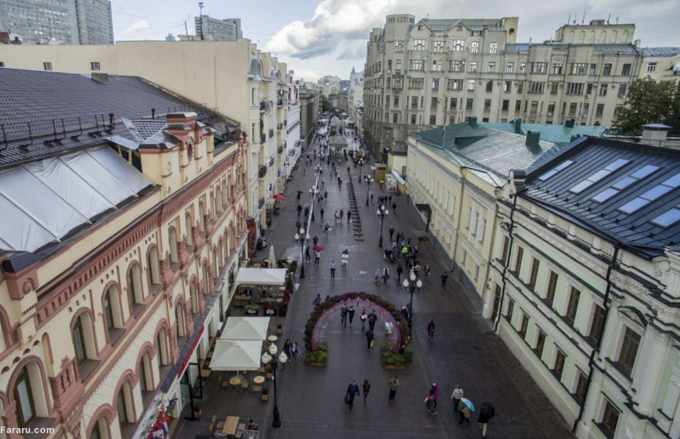عابران در خیابان آربات در مسکو سال 2016