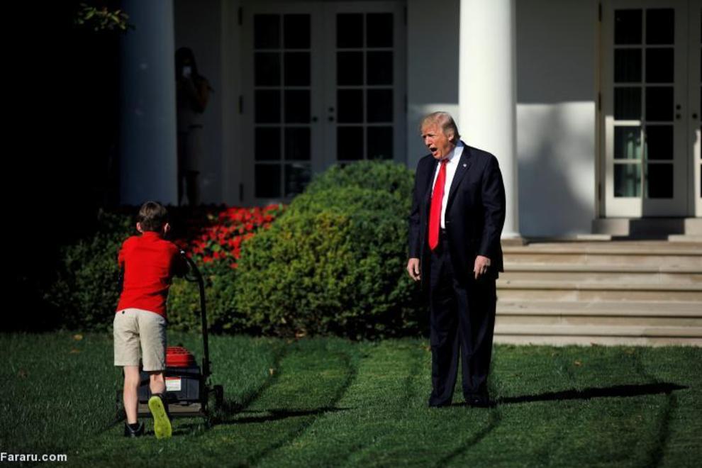 ترامپ در کنار کودک ۱۱ ساله ای در حال چمن‌زنی در حیاط کاخ سفید است