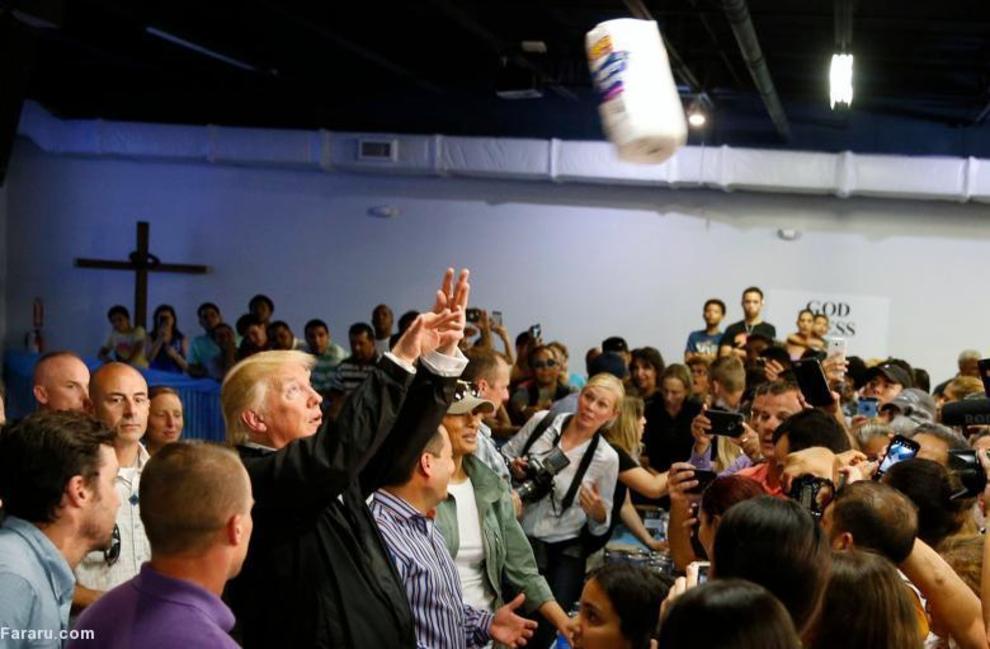 ترامپ در حال پرتاب رول‌های دستمال کاغذی میان خسارت‌دیدگان طوفان ماریا