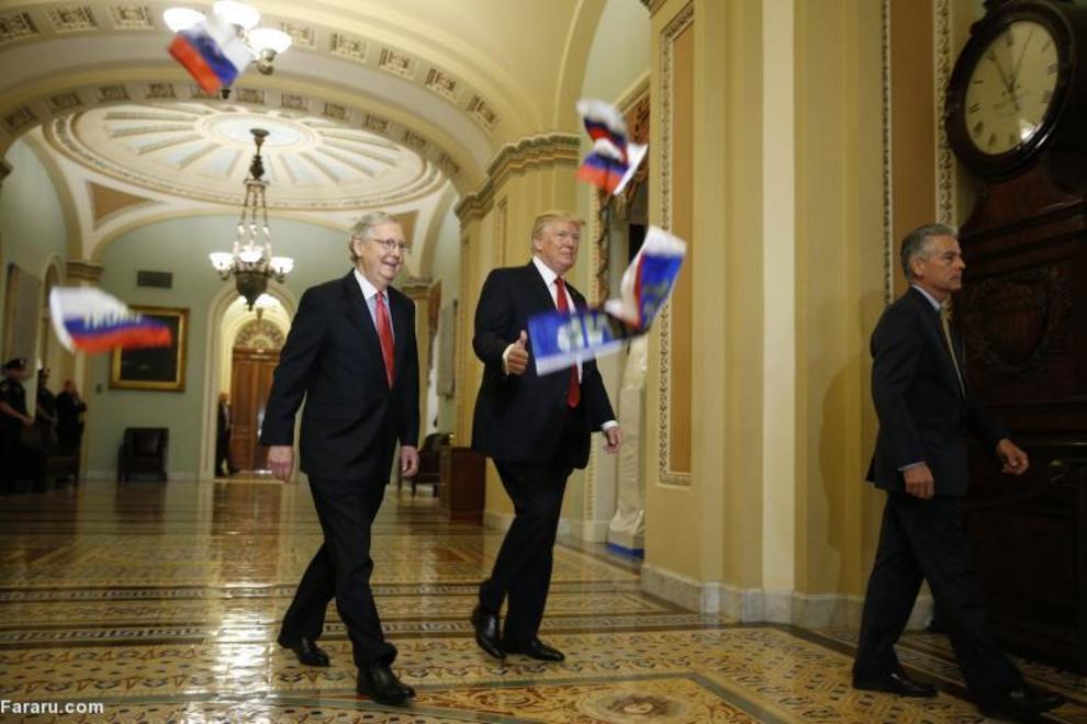 پرتاب پرچم روسیه از سوی معترضان به سمت ترامپ و مک کانل رهبر اکثریت مجلس سنا