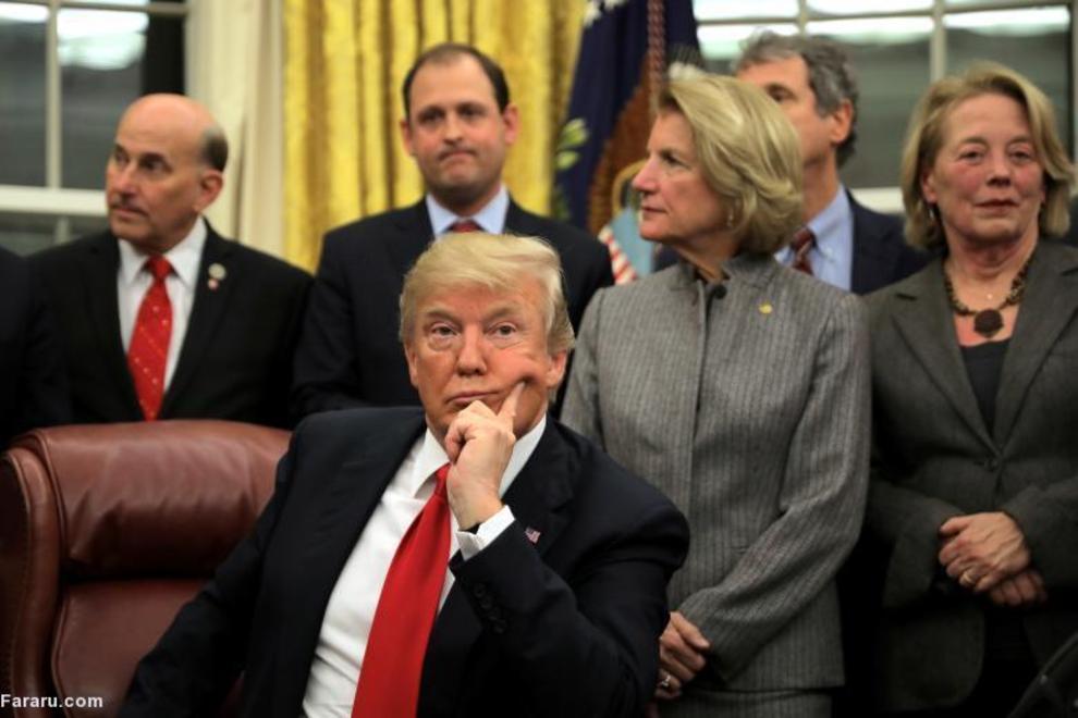 رئیس جمهور ترامپ در مراسم امضای قانون گمرکی  در دفتر بیضی کاخ سفید
