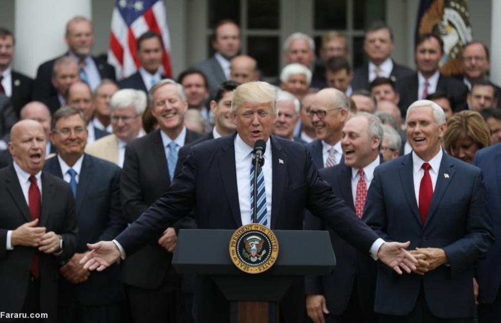 ترامپ در کنار مایک پنس و جمهوری خواهان کنگره در باغ رز کاخ سفید پس از لغو قانون خدمات درمانی اوباما