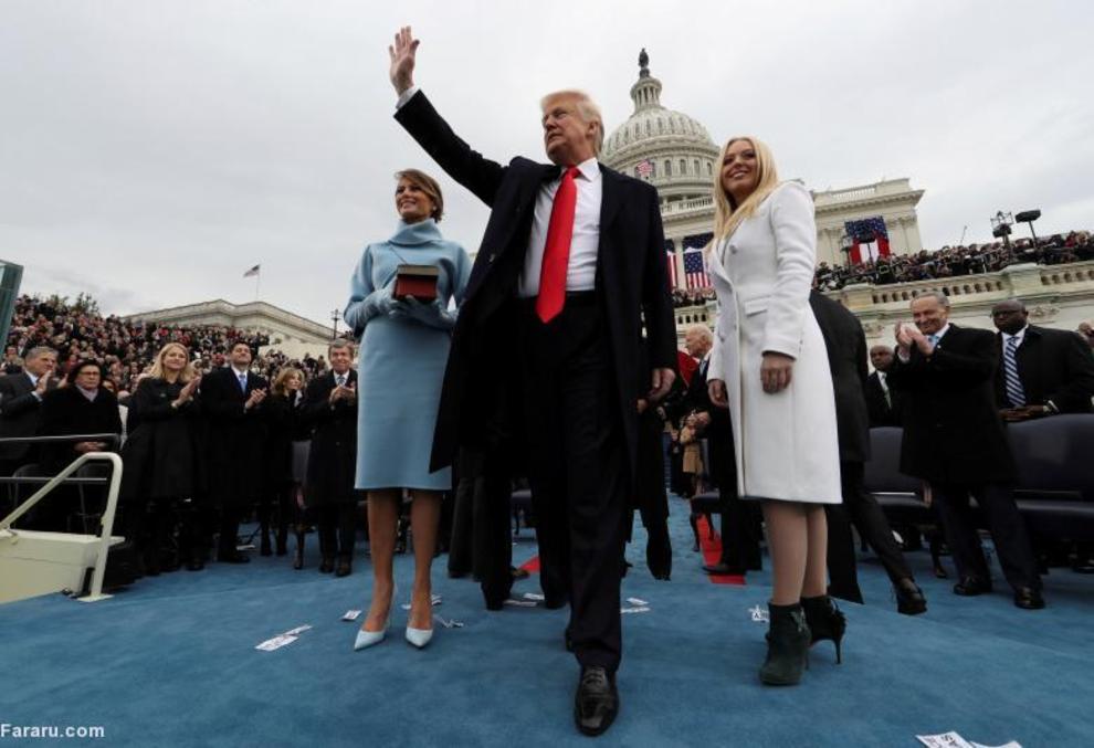 دونالد ترامپ، همسرش (ملانیا ترامپ) و دخترش (تیفانی ترامپ) پس از ادای سوگند در مراسم تحلیف ریاست جمهوری