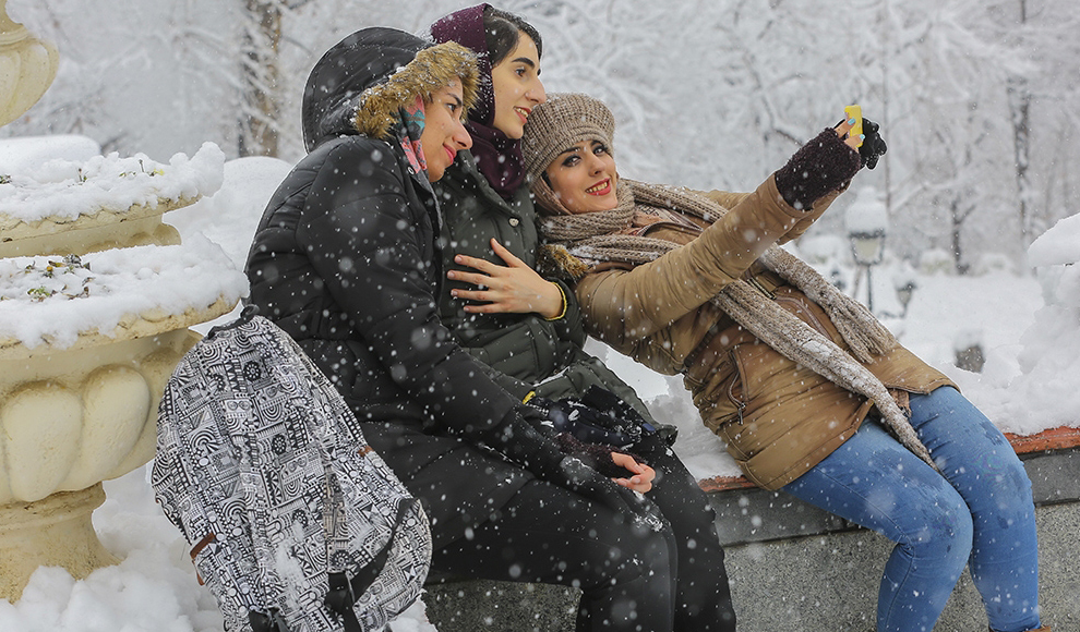 تصاویر شادی مردم از برف، روز پنجم برنامه دو قدم تا سیمرغ