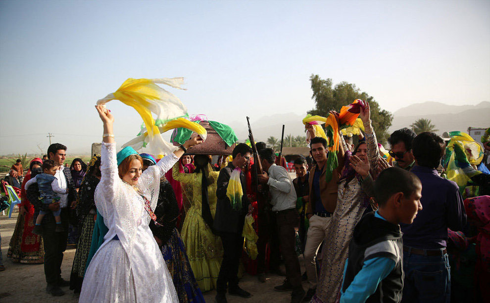 رقص و شلیک‌هوایی در جشن شیربهای عشایر