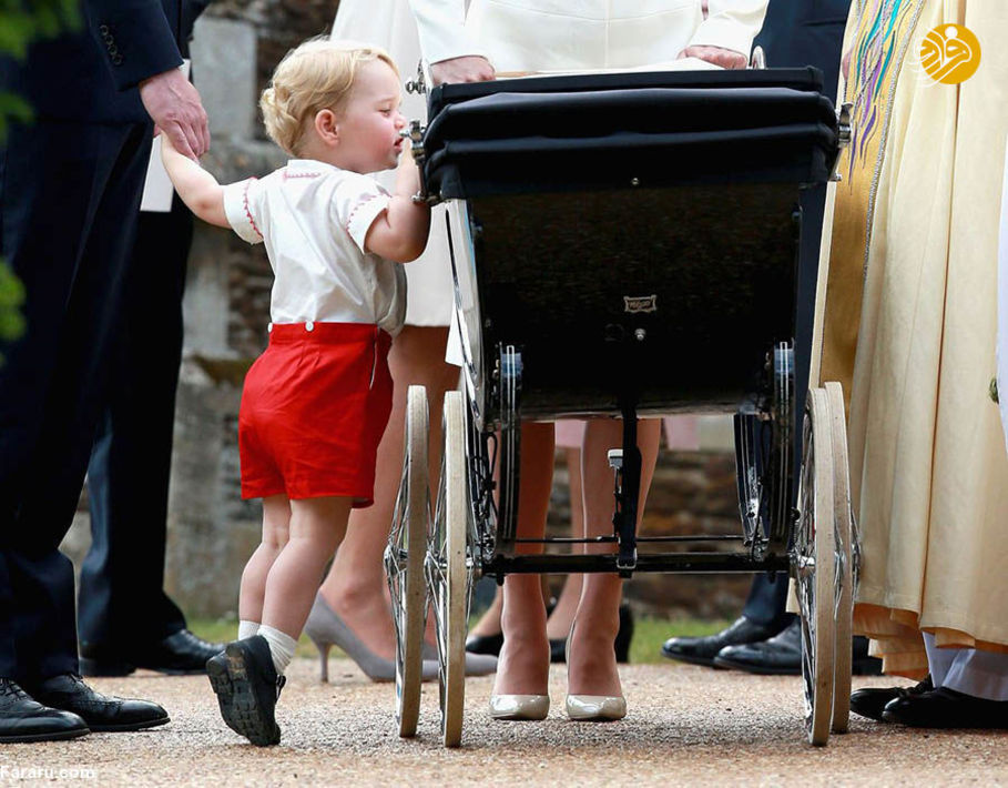 شاهزاده جرج در حال نگاه کردن به خواهرش (شارلوت) در کالسکه