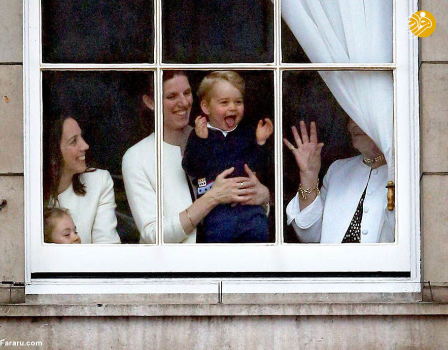 شاهزاده جرج در حال تماشای رژه زادروز ملکه 