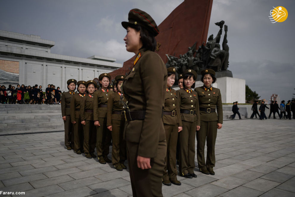 نظامیان کره شمالی در مقابل مجسمه کیم ایل سونگ و کیم جونگ اون در پیونگ یانگ