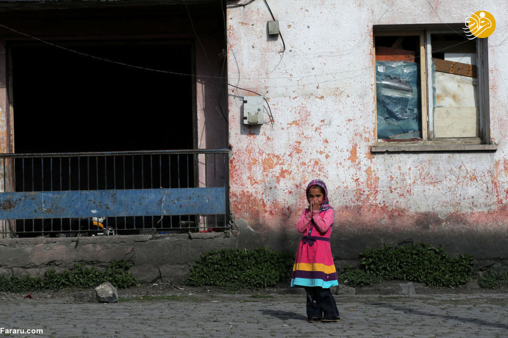  دختربچه مهاجر افغانستانی مقابل خانه‌اش در شهر قارص،ترکیه