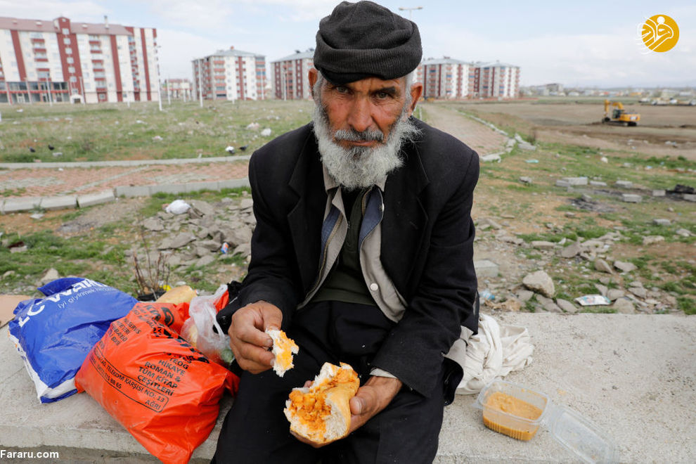 مرد مسن مهاجر افغانستانی در حال انتظار برای عبور از مرزهای ترکیه و ایران در آغری