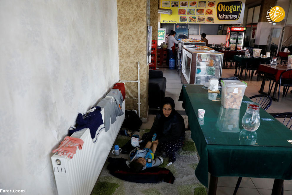 یک مادر مهاجر افغانستانی به همراه کودکش در یکی از رستوران‌های بین راهی در شرق ترکیه