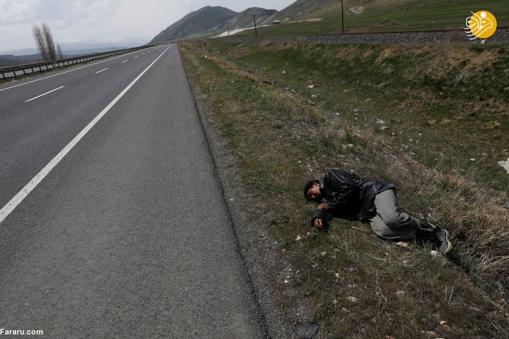 مهاجر افغانستانی در حال استراحت در کنار جاده پس از عبور از مرزهای ترکیه و ایران در نزدیکی شهر ارزروم، ترکیه