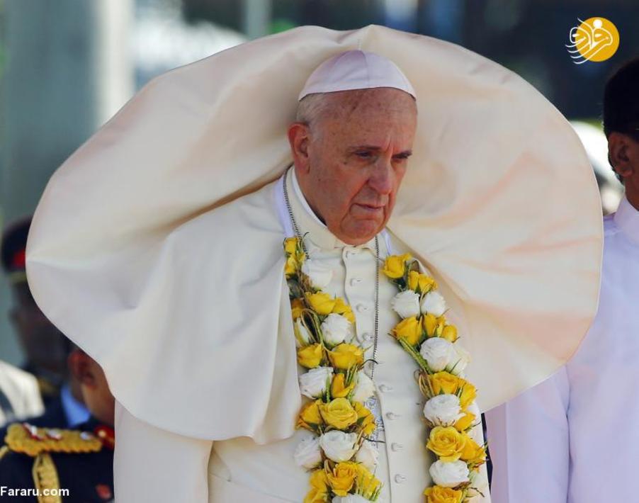 پاپ در ژانویه ۲۰۱۵ در فرودگاه کلمبو 