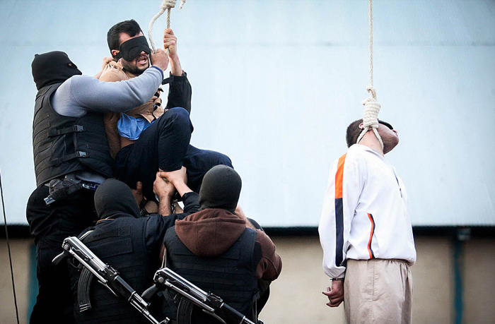 (تصاویر) اعدام دو متجاوز در شیراز