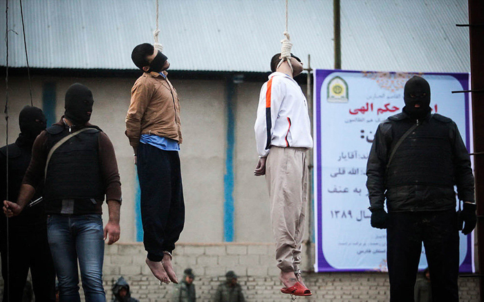 (تصاویر) اعدام دو متجاوز در شیراز
