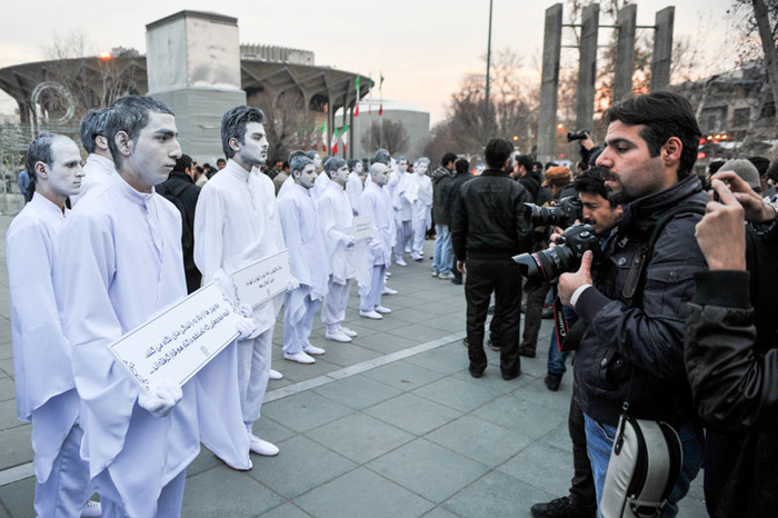 (تصاویر) مردان سفید در خیابان‌های تهران