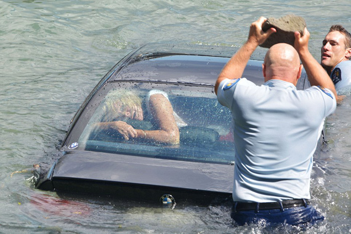 (تصاویر) نجات زن از غرق شدن با اتومبیل