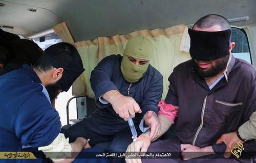(تصاویر) داعش دست 4 عراقی را قطع کرد