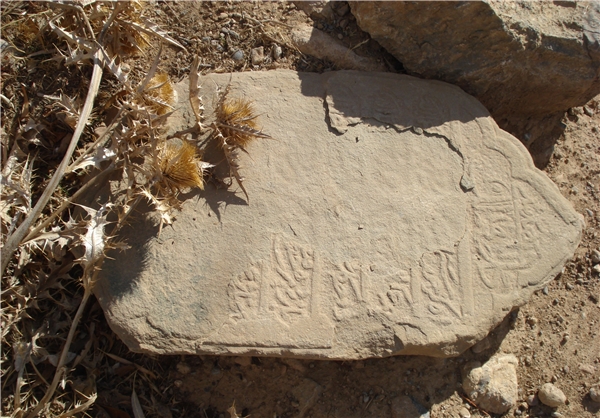 سنگ قبر بی‌نام و نشان مورخ مشهور