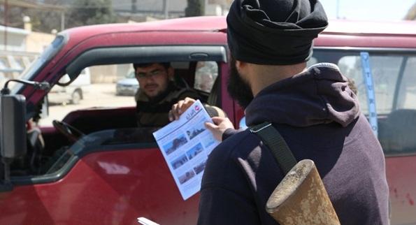 (تصاویر) توزیع روزنامه داعش