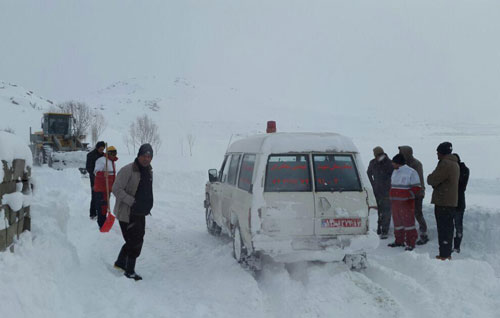 نجات 5 زن باردار کردستاني گرفتار در برف +(تصاویر)