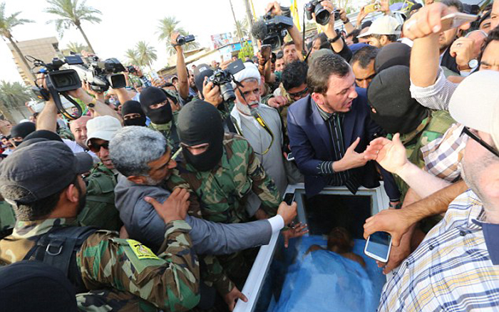 (تصاویر) تحویل جسد عزت‌الدوری به دولت عراق