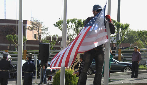 (تصاویر) اهتزاز پرچم آمریکا در جشنواره فیلم فجر