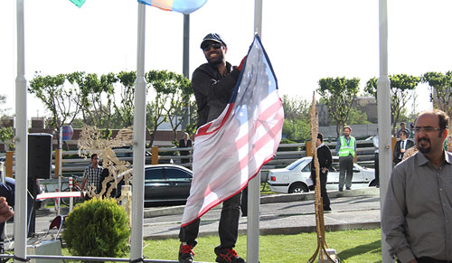 (تصاویر) اهتزاز پرچم آمریکا در جشنواره فیلم فجر
