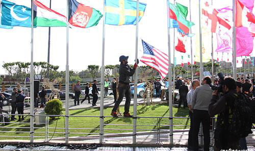 پرچم افراشته آمریکا در تهران، بدون آنکه آتش زده شود!