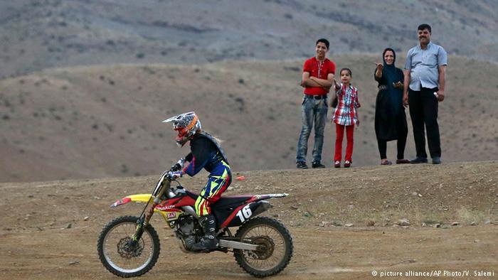 حرکات نمایشی دختر ایرانی با موتور پرشی