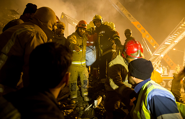 (تصاویر) بیرون‌کشیدن جسد یکی از آتش‌نشانان