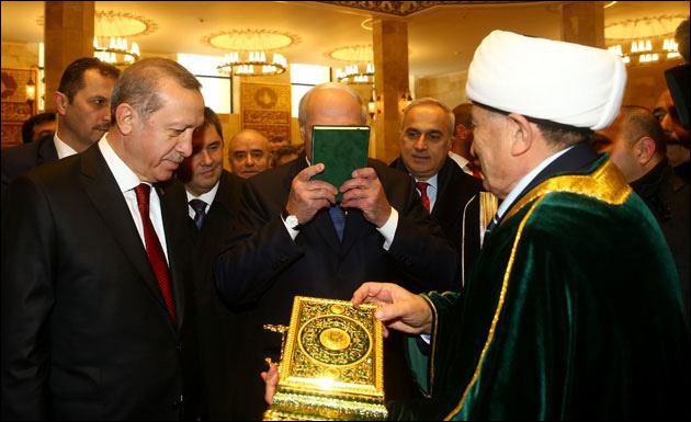 (تصاویر) جنجال رسانه‌ای رئيس جمهور بلاروس با بوسیدن قرآن
