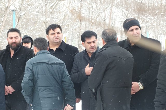 (عکس) پیکر پدر حسین رضازاده به خاک سپرده شد