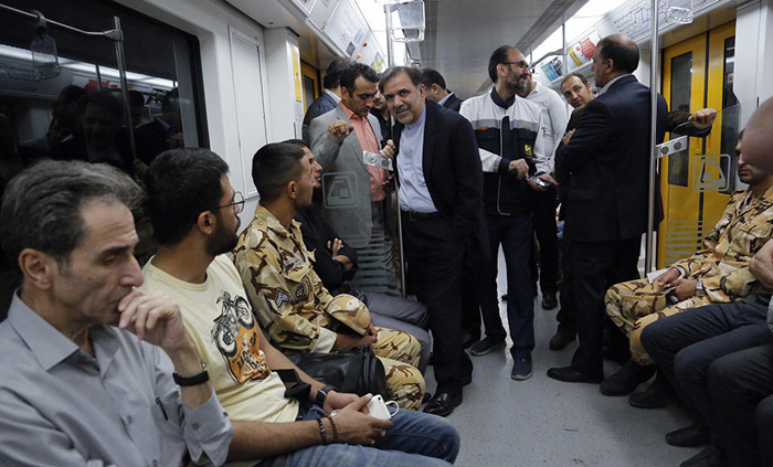 (تصاویر) مواجهه وزیر راه با دستفروش مترو