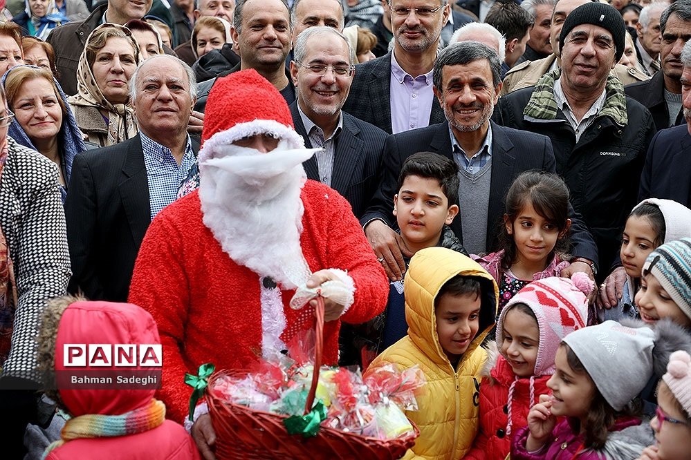 (تصاویر) عکس یادگاری احمدی‌نژاد با بابانوئل