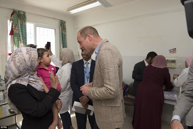 (تصاویر) بازدید شاهزاده ویلیام از اردوگاه فلسطینیان