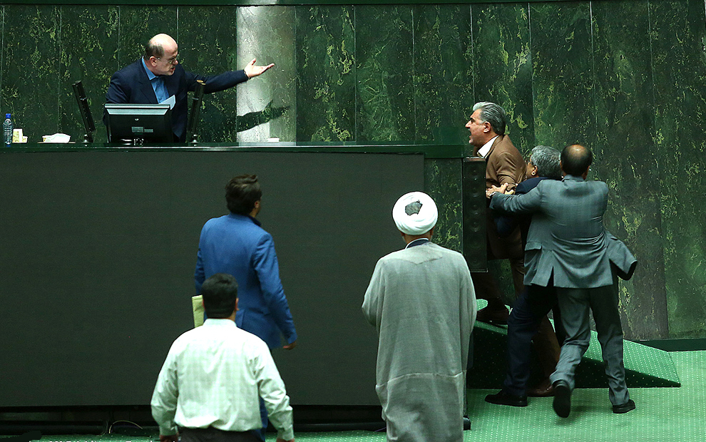 (فیلم و تصویر) درگیری در صحن علنی مجلس با الفاظ رکیک!