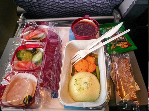 ۱۰ نکته خواندنی درباره غذا خوردن در هواپیما