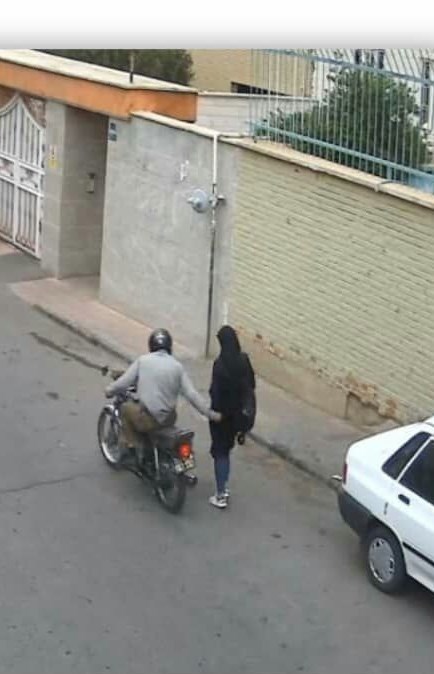 (تصاویر) لحظه حمله به یک دختر با شی نوک تیز در تهران!