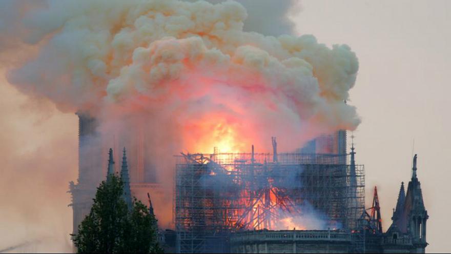 کلیسای نوتردام پاریس در آتش سوخت، اما فرو نریخت