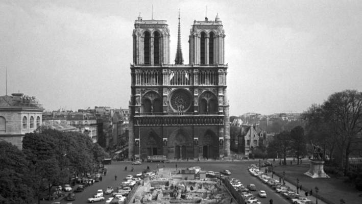 کلیسای نوتردام پاریس در آتش سوخت، اما فرو نریخت