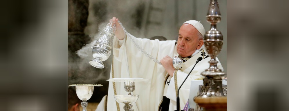 (تصاویر) پاپ این بار پای زندانیان را بوسید