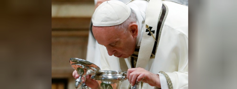 (تصاویر) پاپ این بار پای زندانیان را بوسید